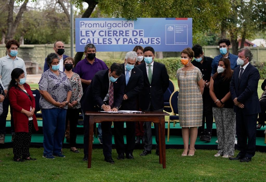 Presidente Piñera promulga ley de Cierre de Pasajes y Calles para aumentar seguridad en barrios.