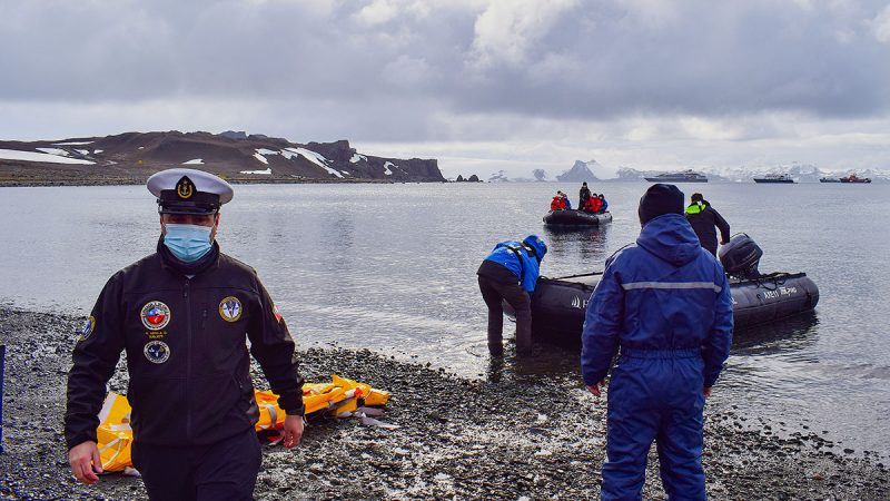 Gobernación Marítima Antártica Chilena efectuó apoyo para evacuación médica desde buque de pasajeros “Le boreal”