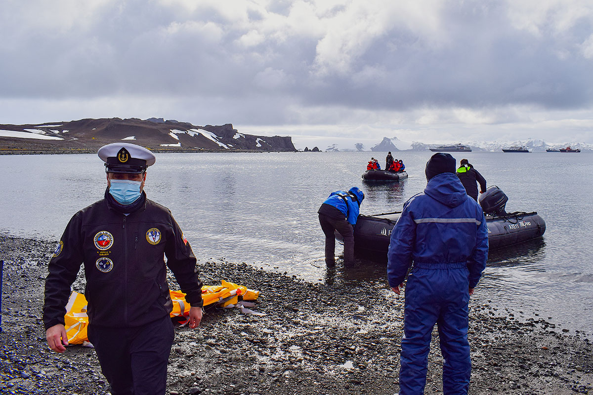 Gobernación Marítima Antártica Chilena efectuó apoyo para evacuación médica desde buque de pasajeros “Le boreal”