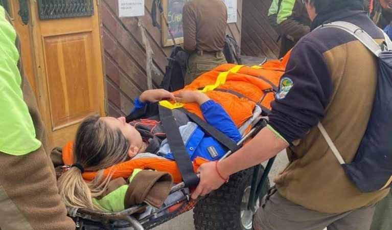 Evacuan a turista que sufrió torcedura en sendero base Torres