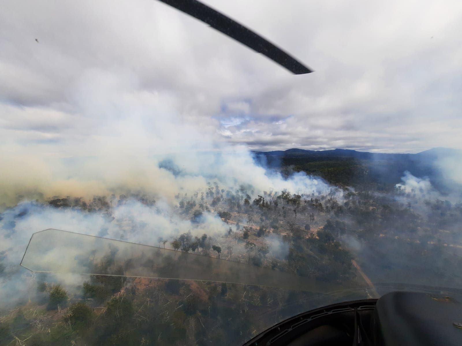 CONAF despliega amplio contingente de brigadistas y recursos técnicos para controlar incendio en Timaukel, Tierra del Fuego