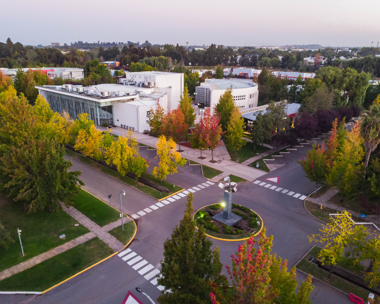 Estudio de la Universidad de Talca revela diferencias en el ingreso de migrantes y refugiados venezolanos según zona del país donde residen