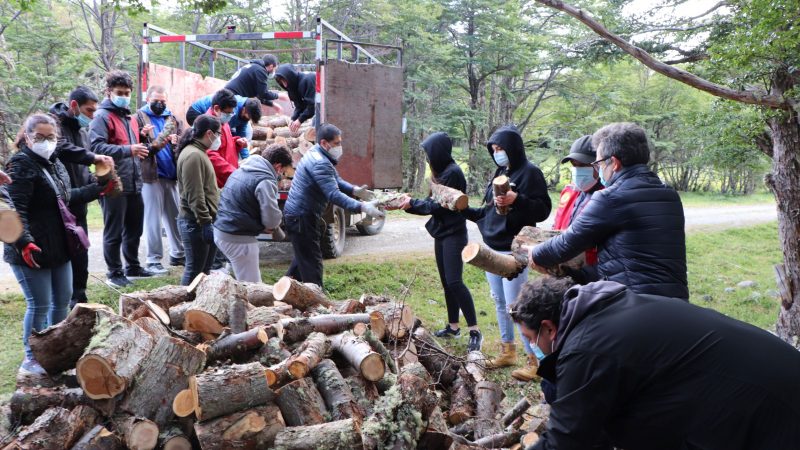 Iniciativa del Gobierno Regional, Iglesia Luterana y CONAF permitirá entregar 15 mil tacos de leña para sectores vulnerables de Punta Arenas.