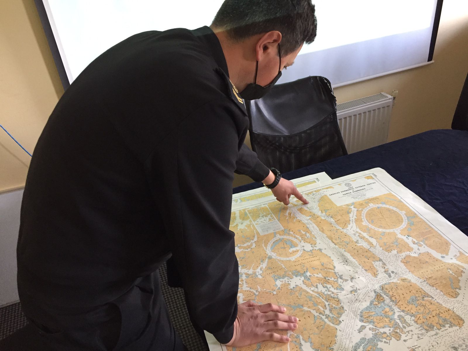 Helicóptero naval realizó aeroevacuación de paciente de crucero «Hamburg» en canales australes, hasta el Hospital de Puerto Natales