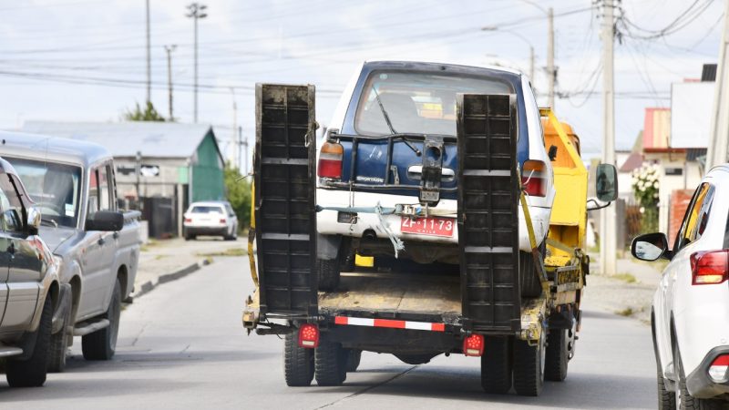 Municipalidad ha retirado más de 200 vehículos abandonados desde la vía pública en Punta Arenas