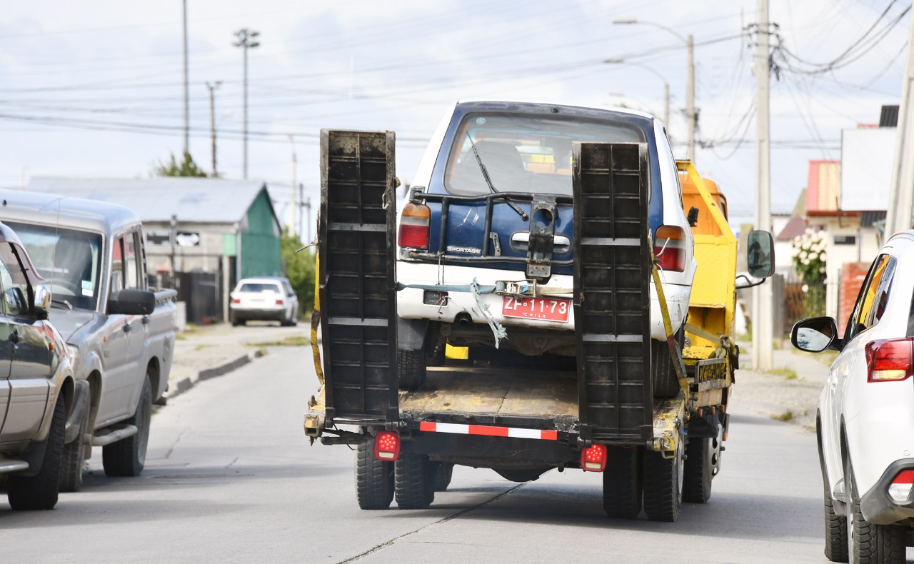Municipalidad ha retirado más de 200 vehículos abandonados desde la vía pública en Punta Arenas