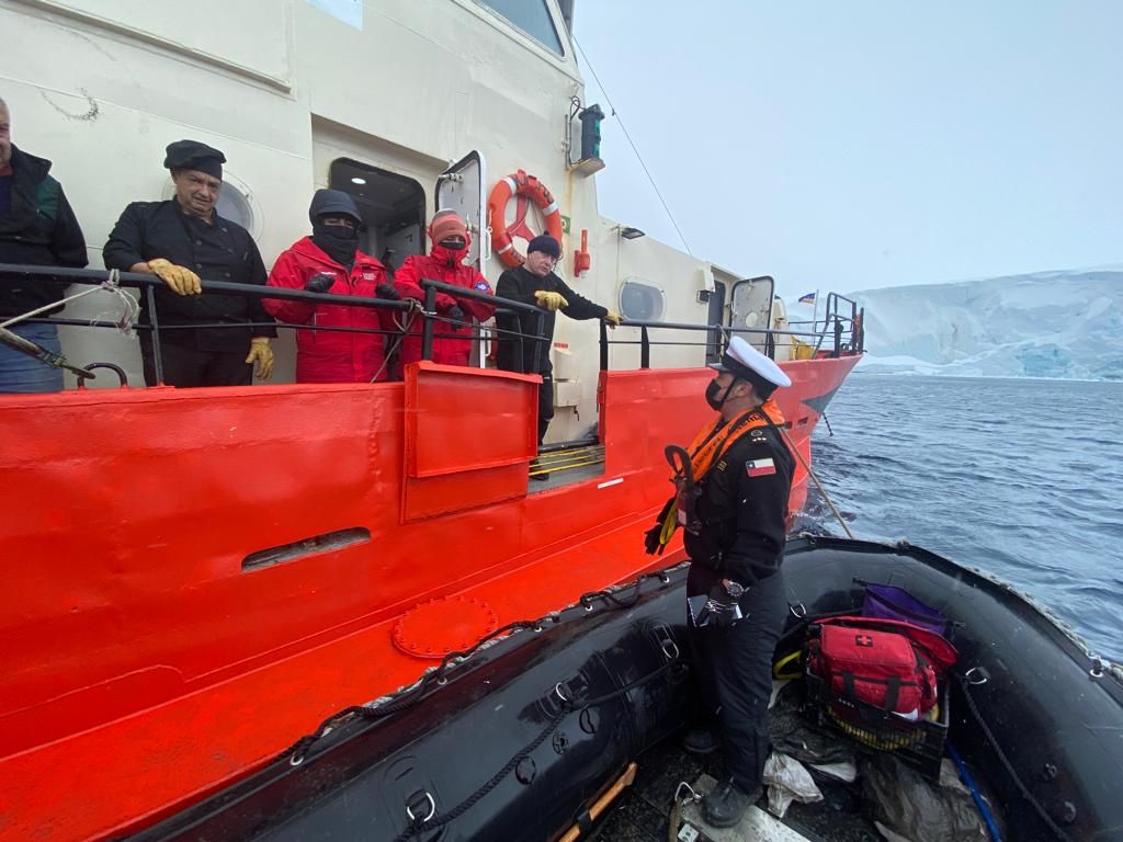 Gobernación Marítima de la Antártica Chilena efectuó fiscalización y apoyo al Instituto Antártico Chileno en  Rada Covadonga