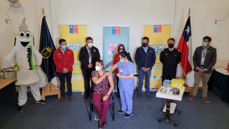 Comienza vacunación de cuarta dosis contra covid-19 para funcionarios de salud de la red asistencial