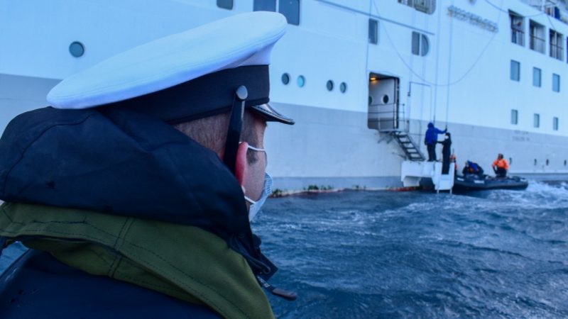 Evacúan a pasajera accidentada desde crucero antártico