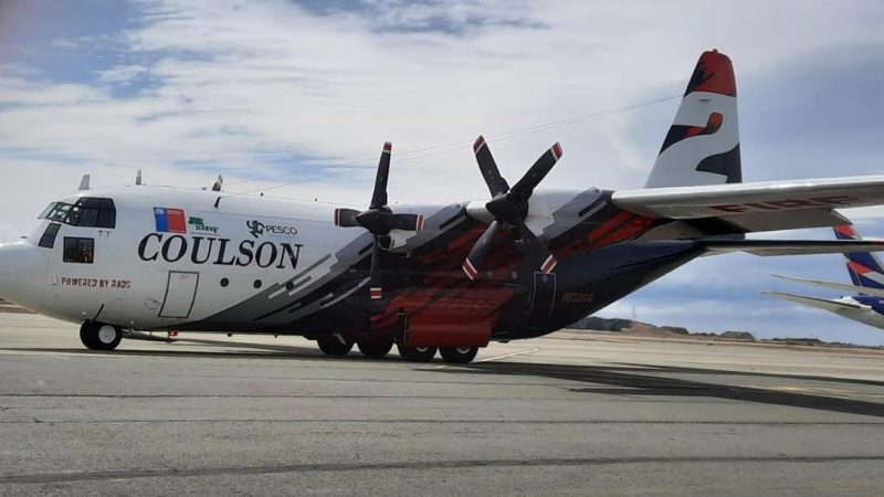 Aeronaves especialistas en combate de incendios forestales aterrizan en Magallanes para controlar siniestro en Timaukel