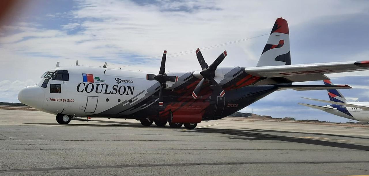 Aeronaves especialistas en combate de incendios forestales aterrizan en Magallanes para controlar siniestro en Timaukel