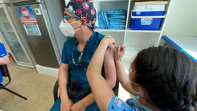 COVID-19: Hospital Augusto Essmann Burgos de Puerto Natales inicia vacunación de cuarta dosis para funcionarios/as del área de la salud