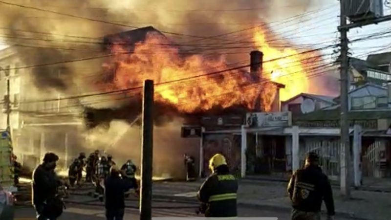 Hombre en situación de calle falleció en incendio de céntrica casona de Punta Arenas