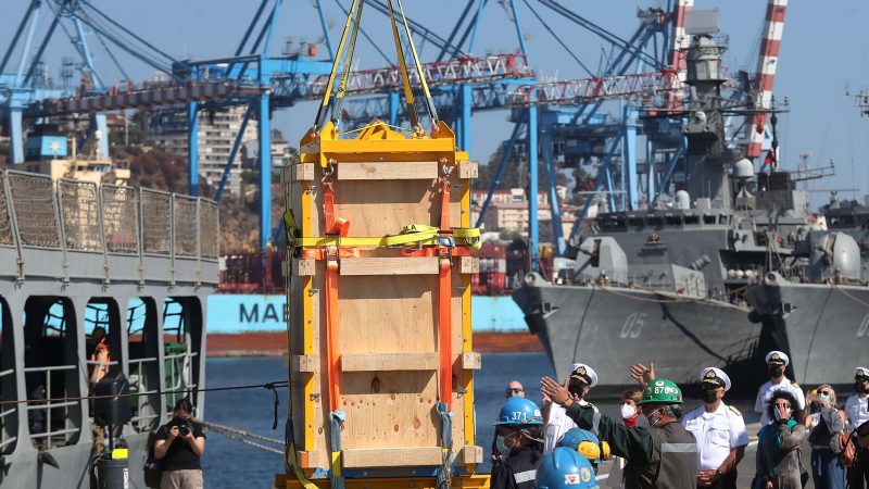 Ministerio de las Culturas y Armada de Chile asisten a embarque del Moai Tau en Valparaíso para su viaje a Rapa Nui