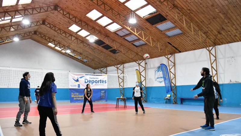 60 participantes dieron vida en Punta Arenas al Campeonato Municipal de Vóleibol Cuartas