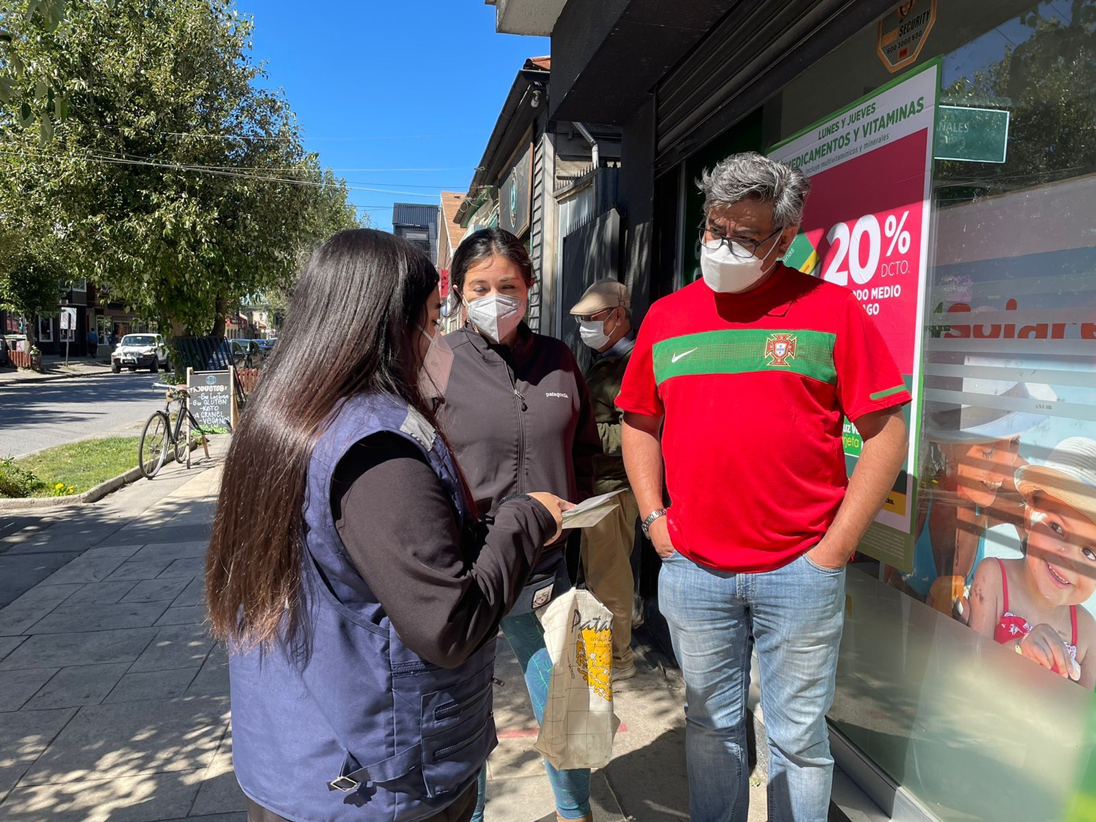 Cuadrillas Sanitarias y Programa de Cáncer realizan intervenciones ciudadanas en Punta Arenas y Puerto Natales