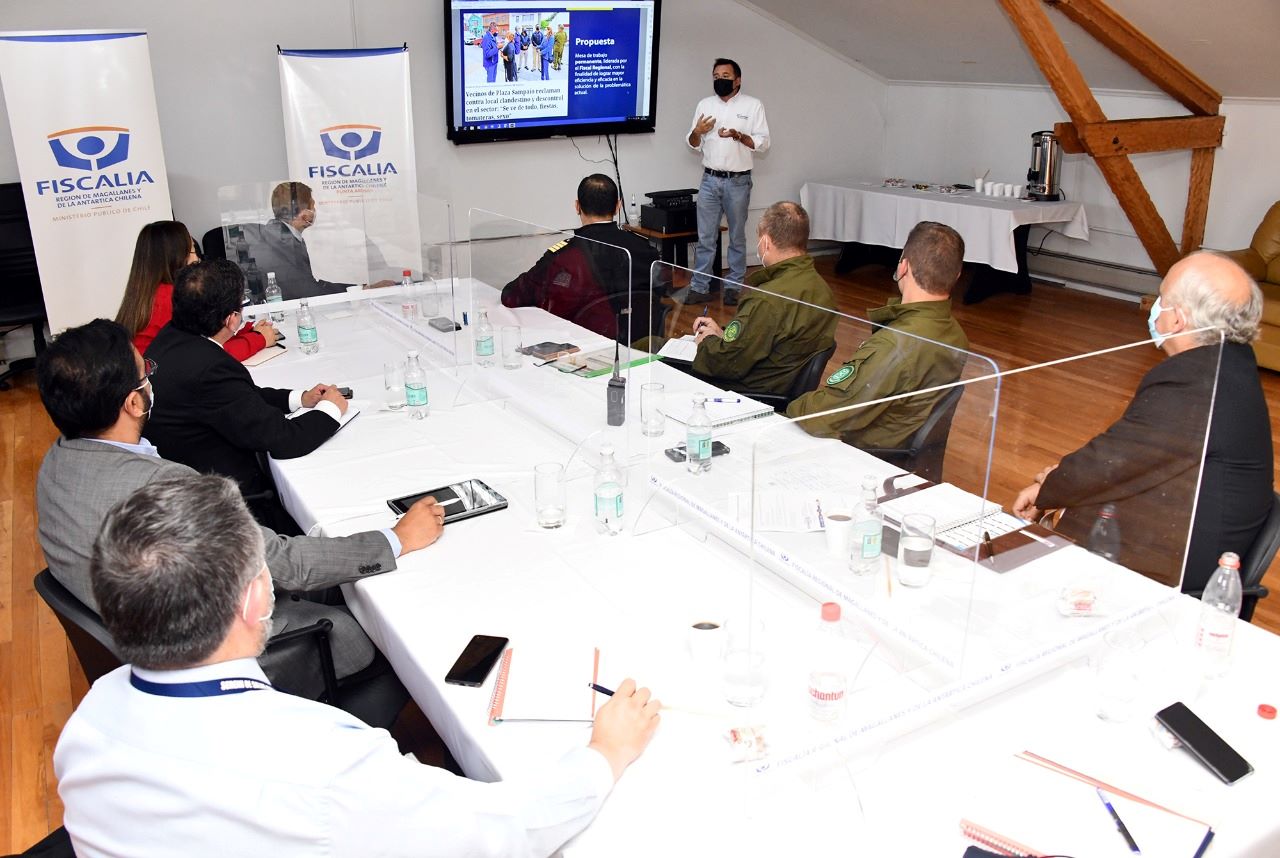 Alcalde de Punta Arenas, Fiscal Regional, autoridades policiales y jefes de servicios se reúnen para coordinar acciones frente a comercio ambulante y otros delitos
