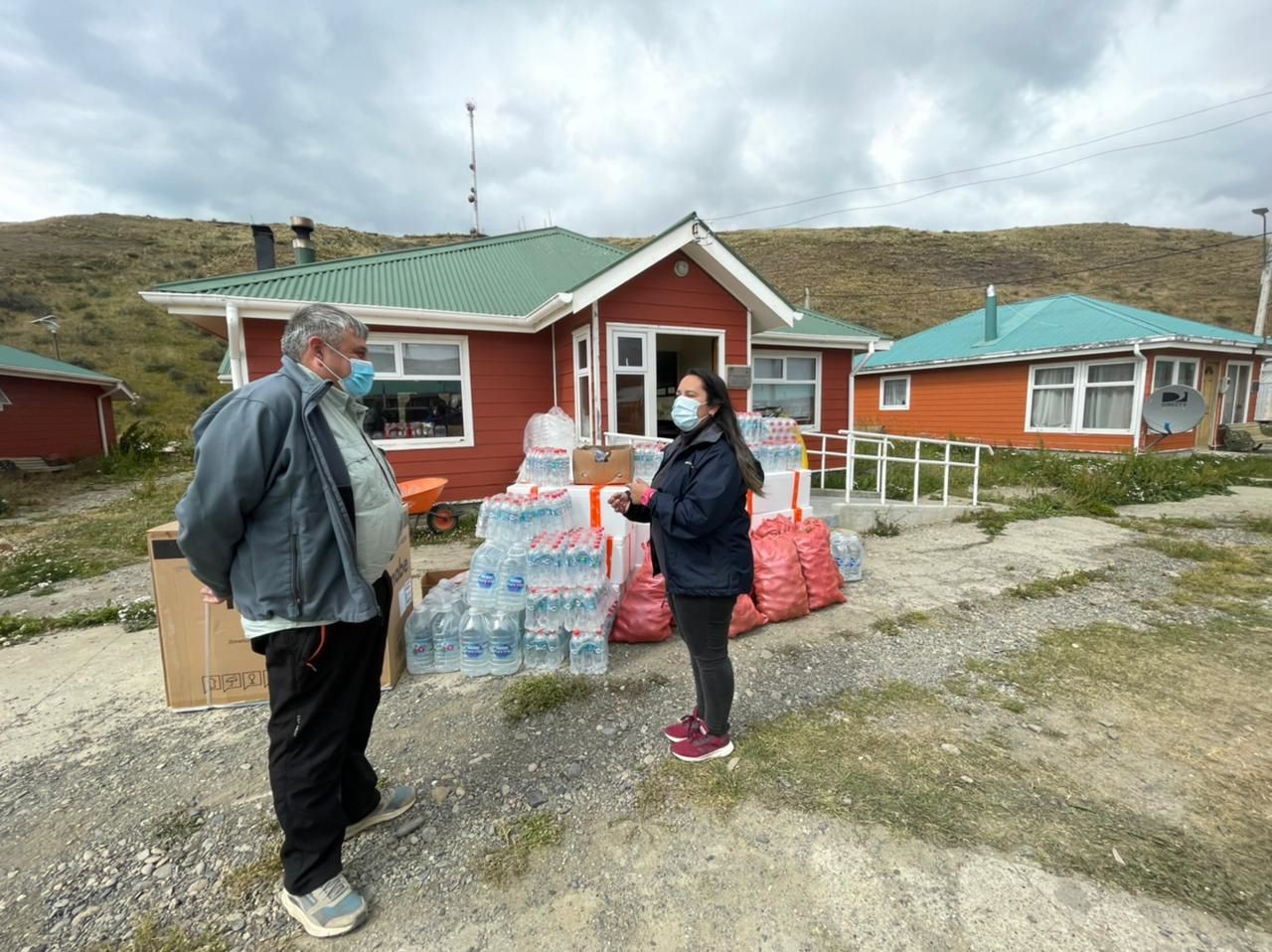 Empresa salmonera AquaChile entrega ayuda para combatir incendio en Timaukel