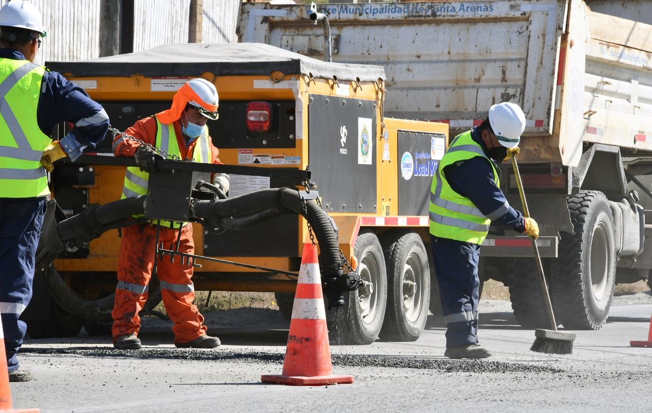Municipalidad realiza bacheos en el sector sur de Punta Arenas