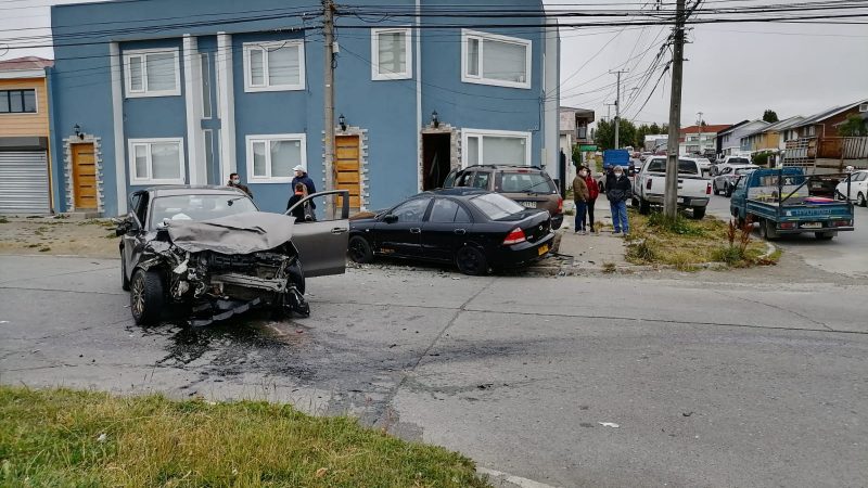 Triple colisión con dos lesionados se registró esta mañana en el sector sur de Punta Arenas