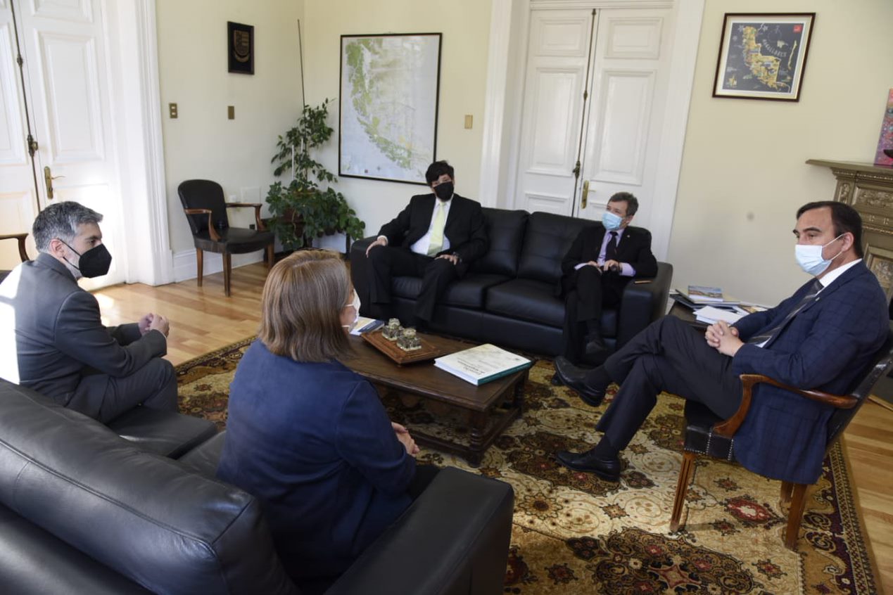 Gobernador Regional Jorge Flies y Sindicato de Profesionales de Enap concuerdan importancia de capacitación para trabajadores