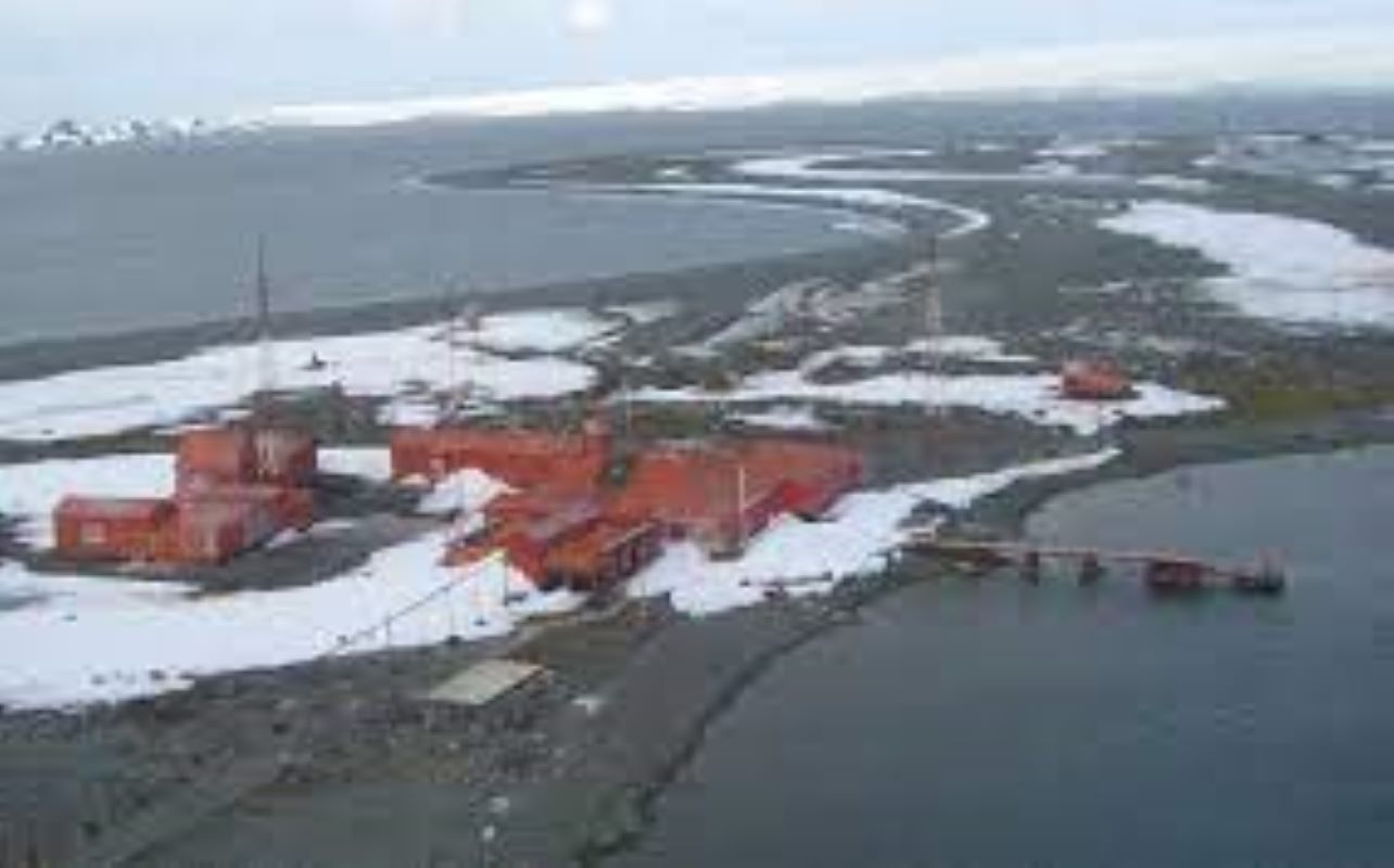 A 75 años de la fundación de la base naval antártica Arturo Prat y proyección nacional en el territorio chileno antártico