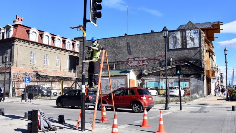 Municipalidad continúa realizando mantención de semáforos y se anuncia proyecto para renovar toda la red en Punta Arenas