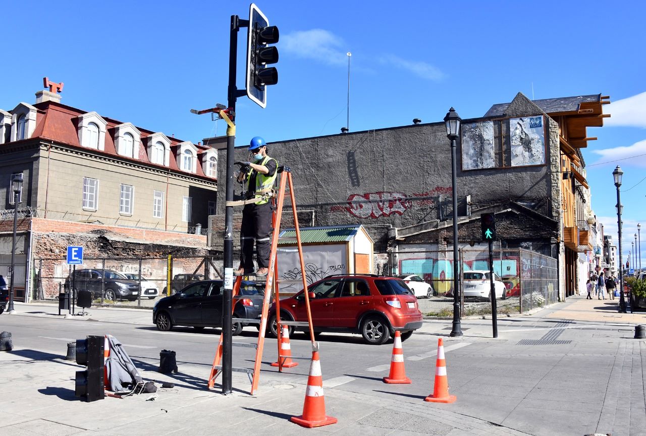 Municipalidad continúa realizando mantención de semáforos y se anuncia proyecto para renovar toda la red en Punta Arenas