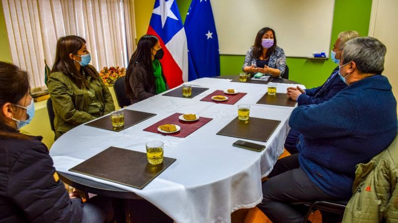 En Puerto Williams, directivos del Liceo Donald McIntyre se reúnen con la Delegada Presidencial Provincial de Antártica María Luisa Muñoz