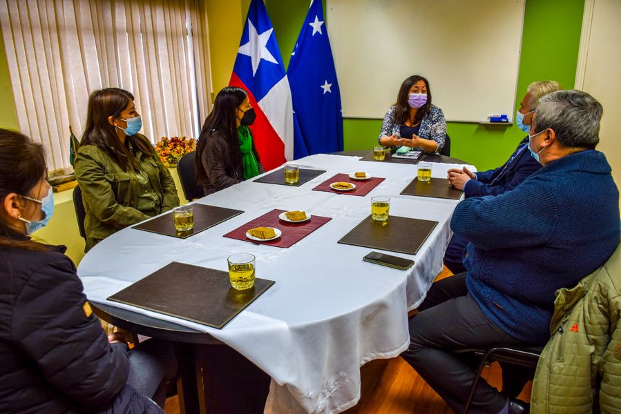 En Puerto Williams, directivos del Liceo Donald McIntyre se reúnen con la Delegada Presidencial Provincial de Antártica María Luisa Muñoz