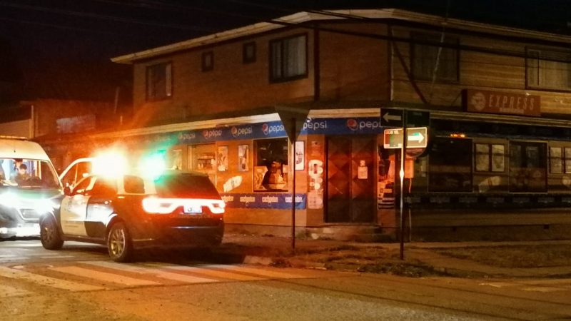 Antisociales protagonizan violento asalto en almacén en Punta Arenas.