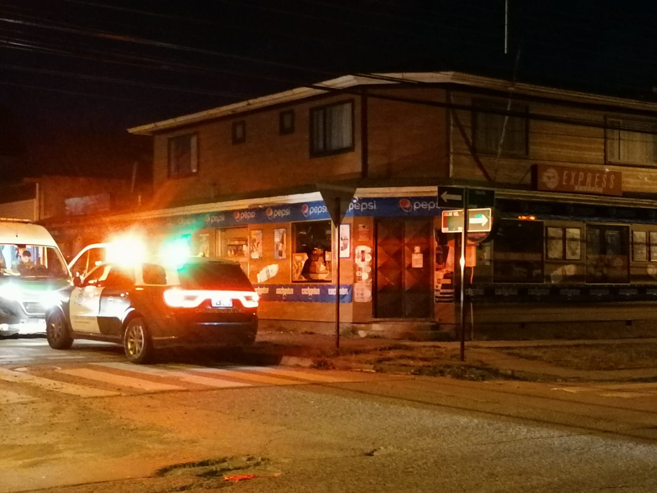 Antisociales protagonizan violento asalto en almacén en Punta Arenas.