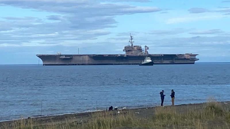 Portaaviones de EEUU «Kitty Hawk» transita por el Estrecho de Magallanes hacia el océano Atlántico