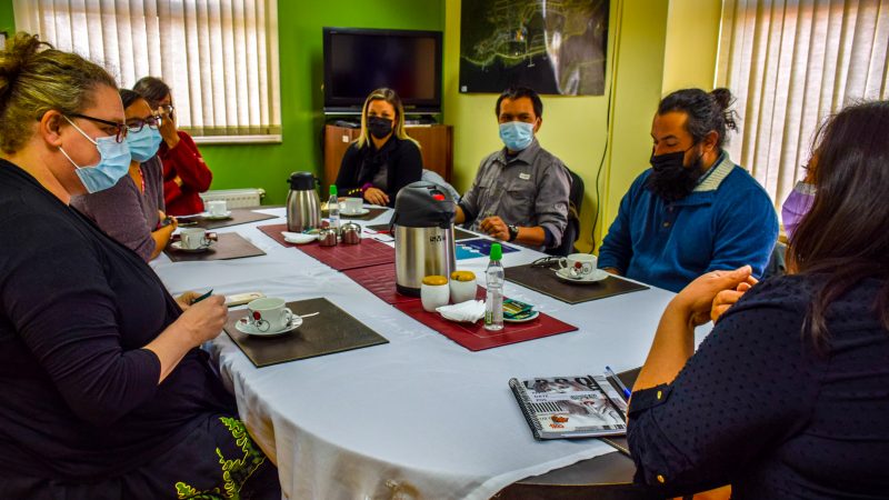 Delegada Provincial de la Antártica Chilena María Luisa Muñoz se reúne con equipo local de la Universidad de Magallanes