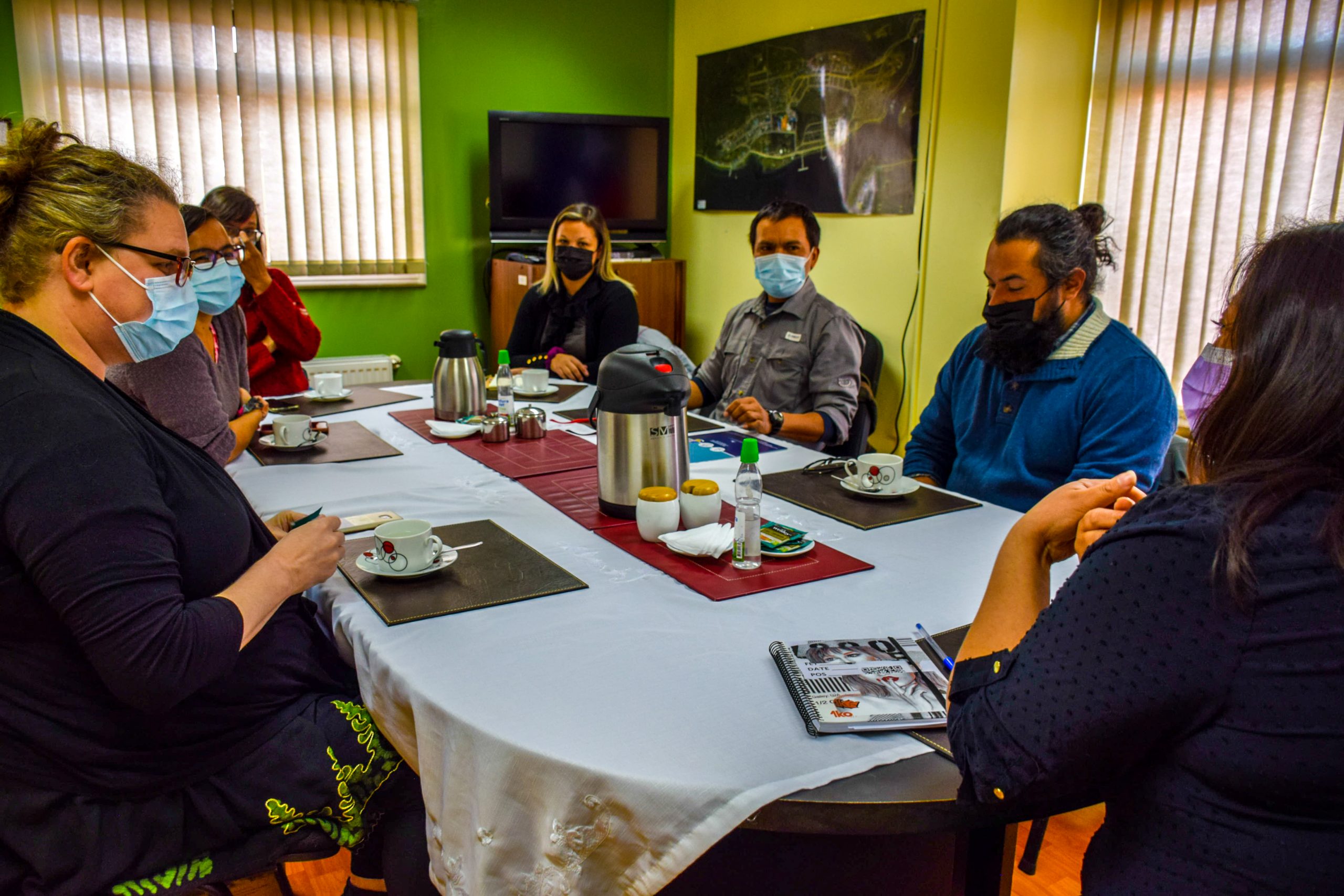 Delegada Provincial de la Antártica Chilena María Luisa Muñoz se reúne con equipo local de la Universidad de Magallanes
