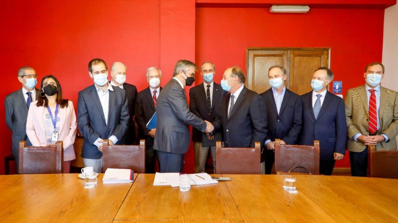 Ministros de Hacienda Mario Marcel y de Economía Nicolás Grau, se reunieron con representantes del gran empresariado