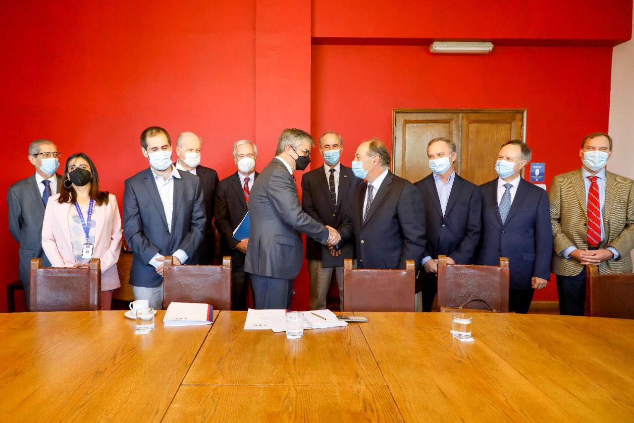 Ministros de Hacienda Mario Marcel y de Economía Nicolás Grau, se reunieron con representantes del gran empresariado