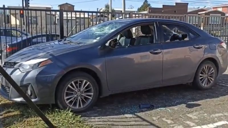 Mujeres es detenida por Carabineros tras destruir parabrisas y lunetas de un vehículo en el CESFAM Carlos Ibáñez