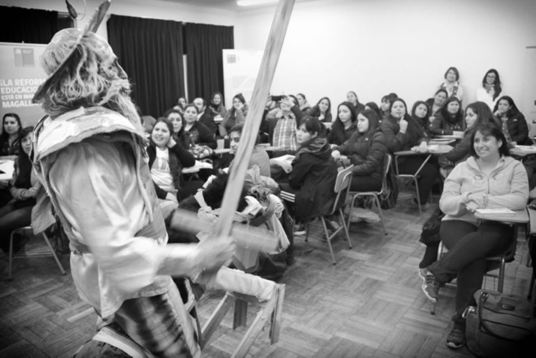 Colectivos teatrales realizaron intervención cultural en Villa Andrés Pivcevic de Punta Arenas