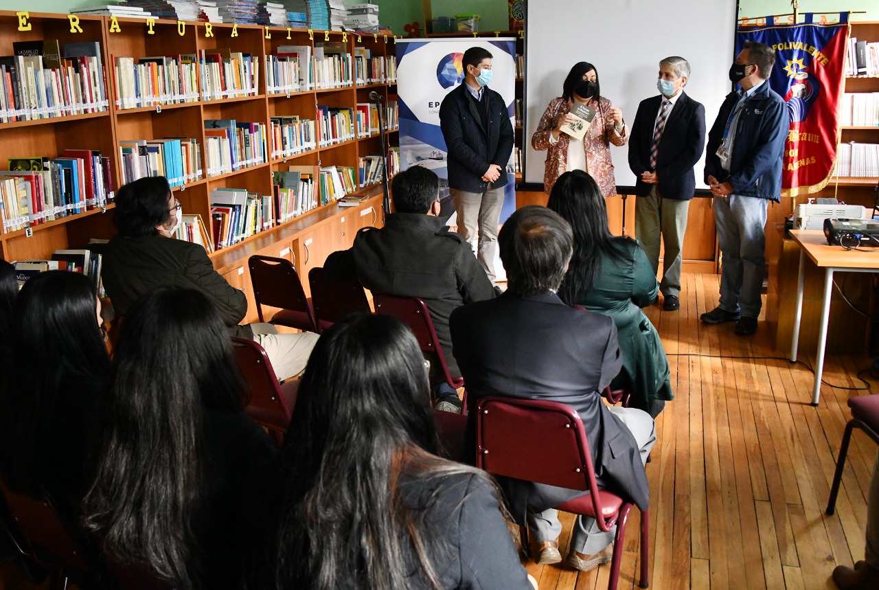En el Liceo Polivalente Sara Braun Epaustral entrega ejemplares de «El Turismo en Magallanes» a establecimientos de la Cormupa