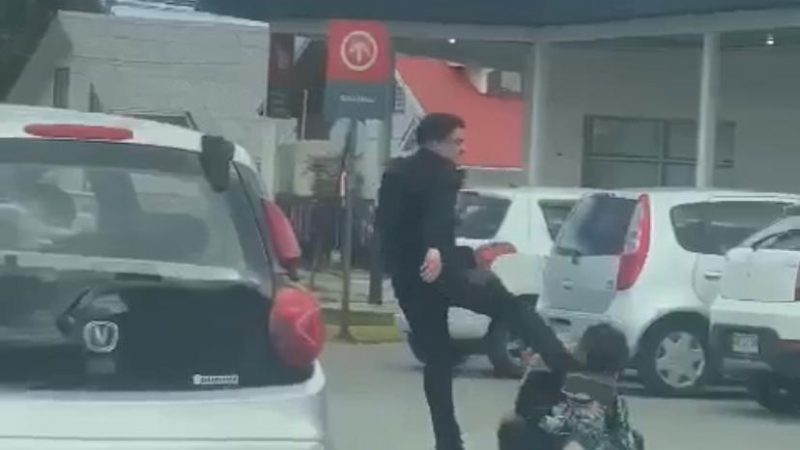 Video muestra violenta golpiza en estacionamiento de supermercado de Punta Arenas