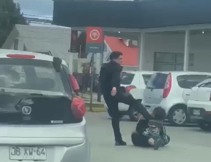 Video muestra violenta golpiza en estacionamiento de supermercado de Punta Arenas