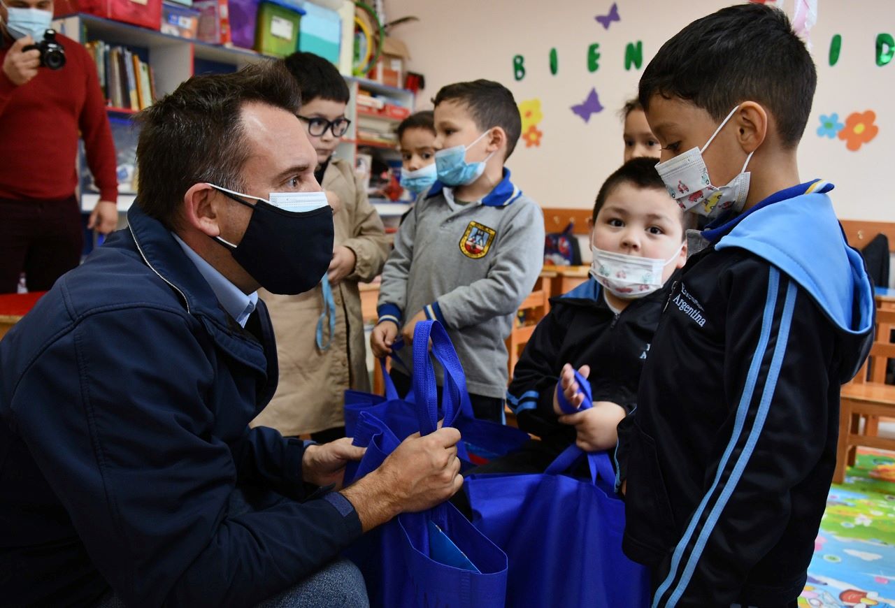 Comenzó entrega de útiles escolares para 12.000 alumnos de colegios municipales de Punta Arenas