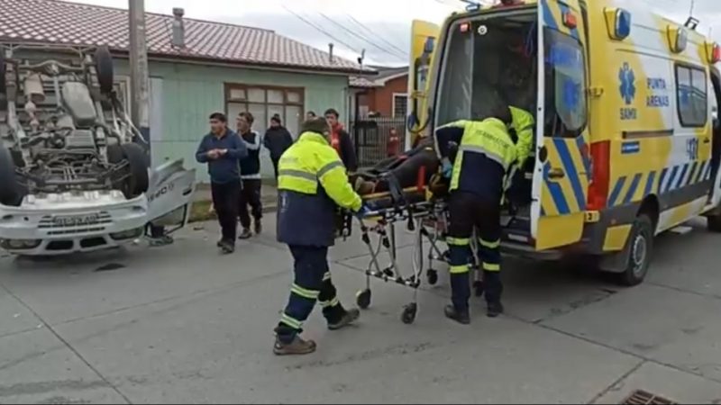 Un lesionado en volcamiento en el barrio 18 de Septiembre en Punta Arenas