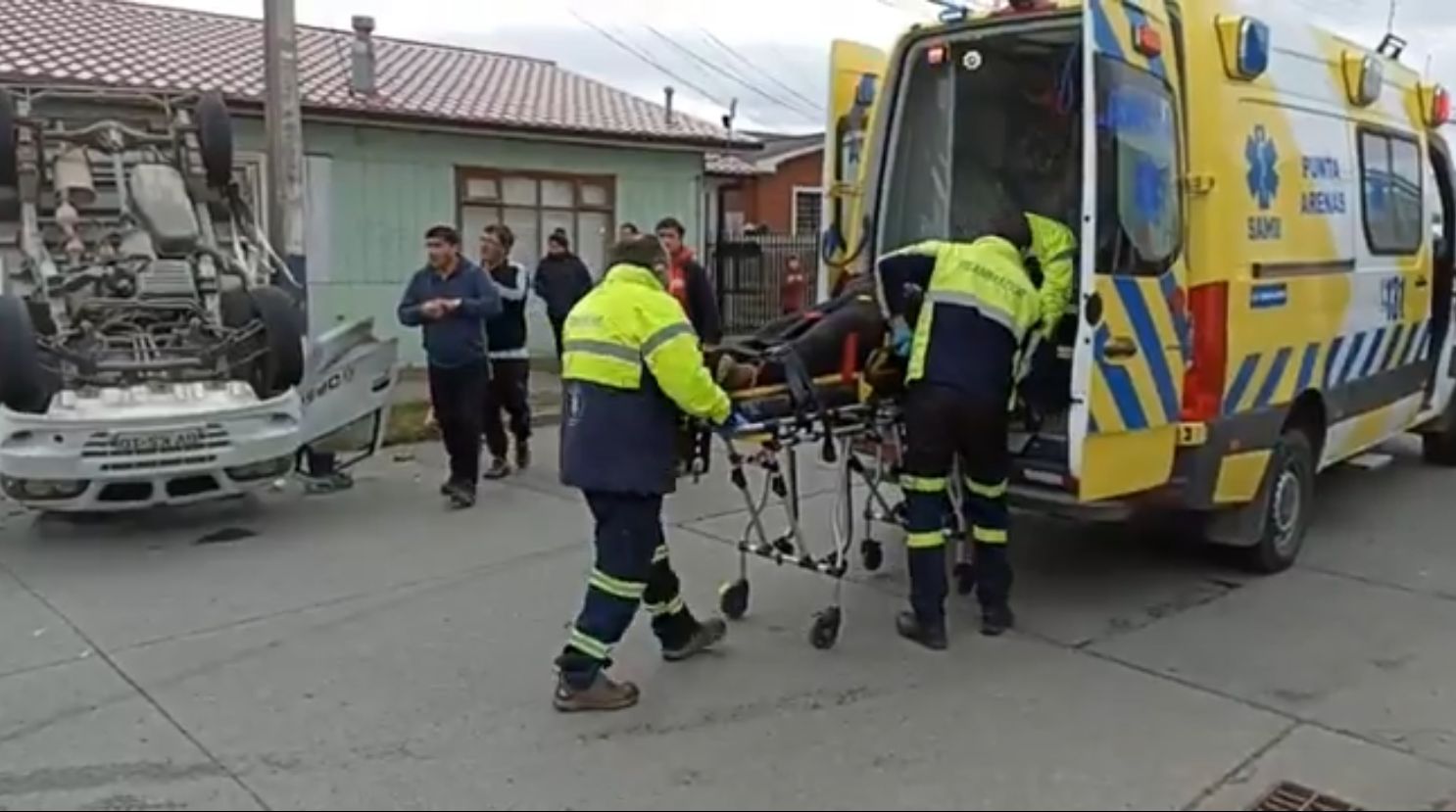 Un lesionado en volcamiento en el barrio 18 de Septiembre en Punta Arenas