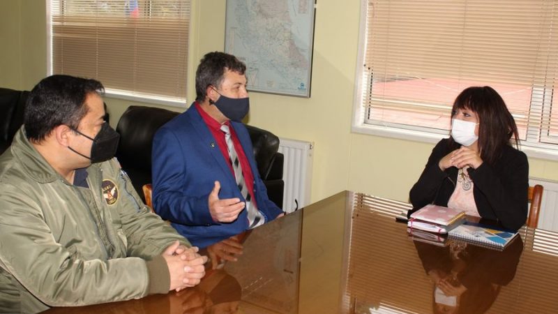 Delegada Provincial Romina Alvarez sostiene reunión de trabajo con directivos del Aeródromo Teniente Julio Gallardo de Puerto Natales
