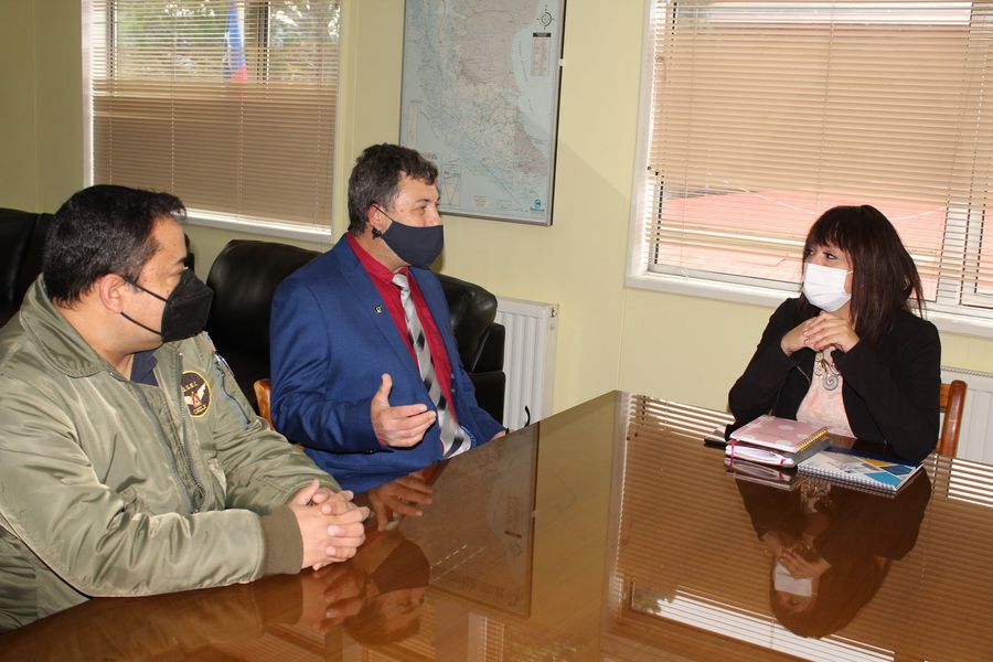 Delegada Provincial Romina Alvarez sostiene reunión de trabajo con directivos del Aeródromo Teniente Julio Gallardo de Puerto Natales
