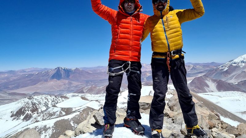 Dos magallánicos cumplieron el sueño de hacer cumbre en el volcán más alto del mundo.