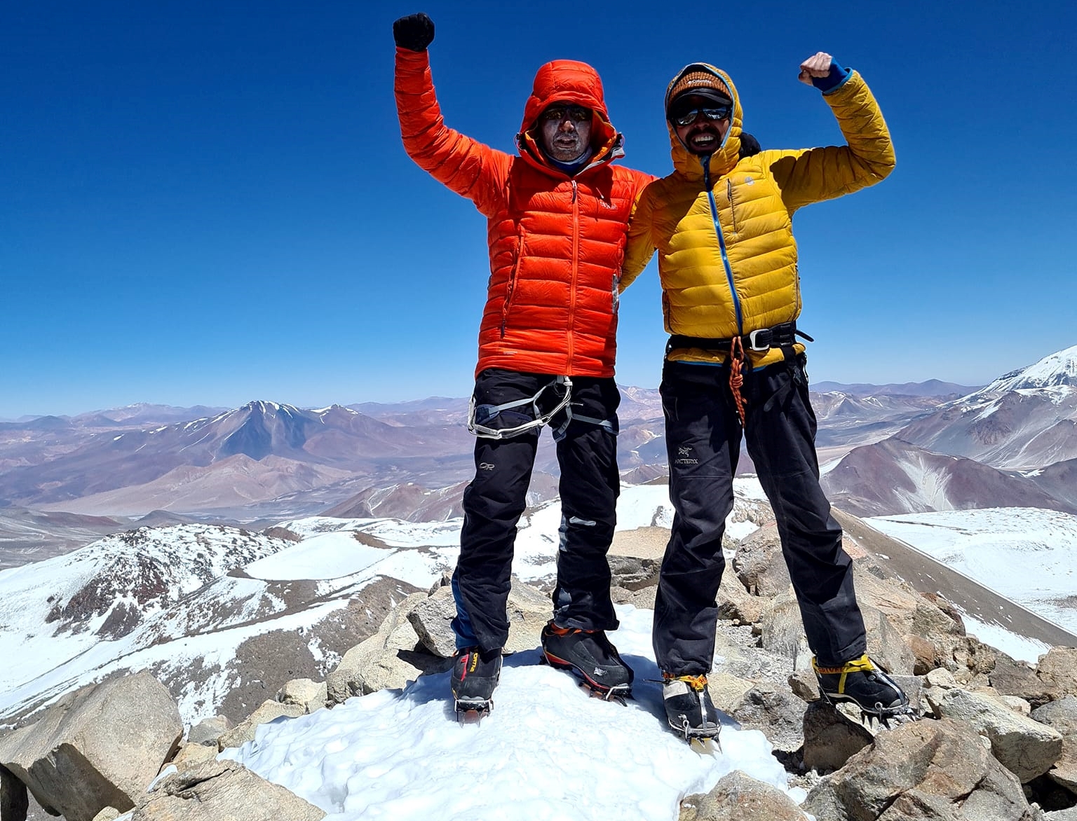 Dos magallánicos cumplieron el sueño de hacer cumbre en el volcán más alto del mundo.