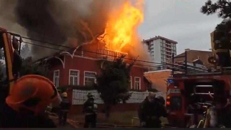 Incendio afectó antigua casona del Club Suizo de Punta Arenas